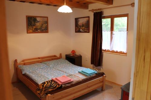 SzalafőOrbán Porta的一间卧室设有一张床和一个窗口