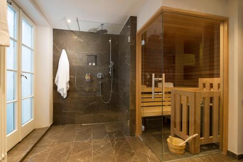 凯图姆Benen-Diken-Hof的带淋浴的浴室和玻璃门
