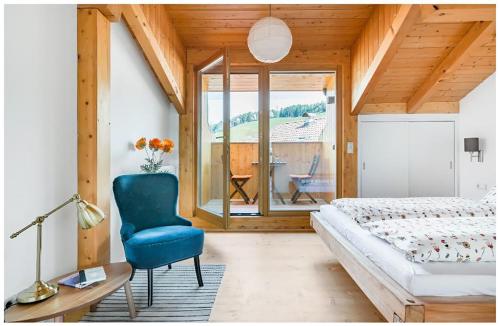 菲耶Lions Apartments的一间卧室配有一张床和一张蓝色椅子