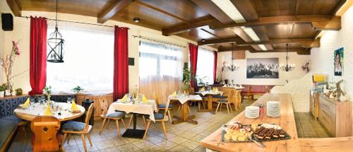 上柯尼希山麓米尔巴赫Heinrichshof的一间在房间内配有桌椅的餐厅