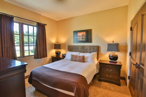 胡德里弗哥伦比亚峭壁别墅酒店的一间卧室配有一张大床,设有两个床头柜和两盏灯
