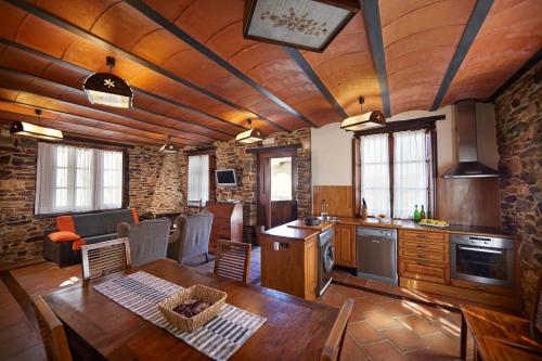 SomadoLa Quintana de Somao, Casa Quintana的厨房设有木制天花板和木桌。