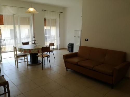 维拉皮亚纳Appartamento a Villapiana Lido的客厅配有沙发和桌椅