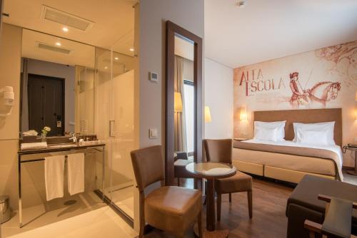 阿尔特杜尚Vila Gale Collection Alter Real - Resort Equestre, Conference & Spa的一间酒店客房 - 带一张床和一间浴室