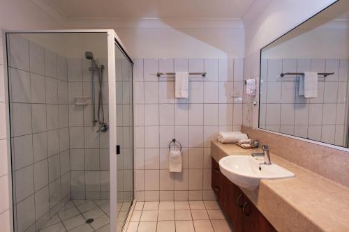 多尔比柯伯斯汽车旅馆的一间带水槽和淋浴的浴室