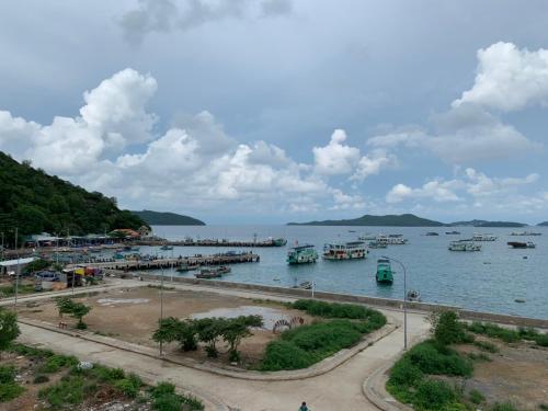 Nam DuNha Nghi Ty Hoa Nam Du的一大片水,里面装有船