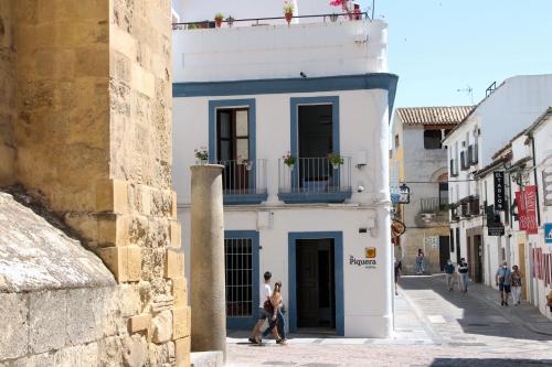 科尔多瓦La Piquera Hostal的街道上带阳台的白色建筑