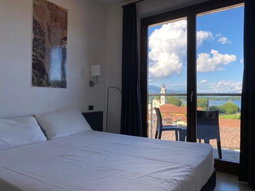卡德泽特拉洛坎达酒店的卧室设有白色的床和大窗户