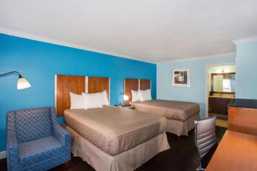 佛罗里达市佛罗里达州戴斯酒店 的酒店客房,配有两张床和椅子