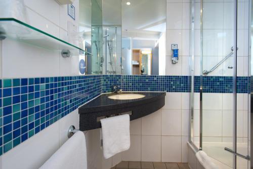 贝德福德快捷假日贝德福德酒店的一间带水槽和淋浴的浴室