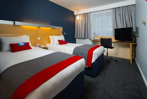 贝德福德快捷假日贝德福德酒店的酒店客房设有两张床和电视。