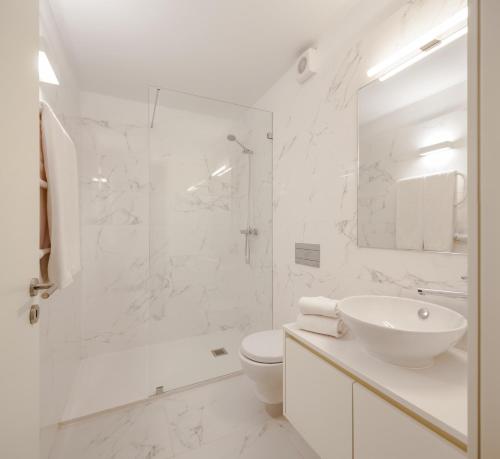 波尔图Uma Formosa Apartments的白色的浴室设有卫生间和水槽。