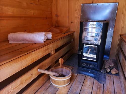 Lazuri科多班农家乐的小木屋配有燃木炉灶和桶