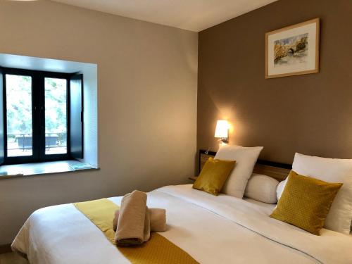 MontgreleixAuberge du Cezallier的一间卧室设有两张床和窗户。