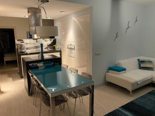 米兹多洛杰Apartament 37 Playa Baltis przy plaży的厨房配有桌椅和沙发。