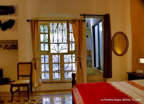 梅里达拉潘特拉内格拉住宿加早餐旅馆的一间卧室设有窗户、一张床和镜子