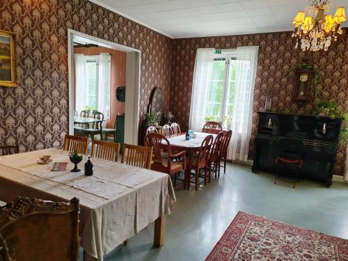 Saltvik萨尔特维克住宿加早餐旅馆的一间带桌椅的用餐室和一间餐厅
