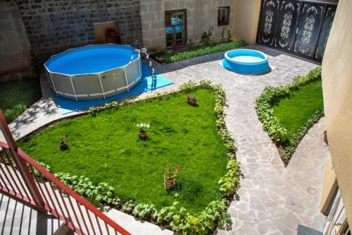 埃里温Tatev Hotel and Tours的享有花园的空中景致,设有热水浴池。