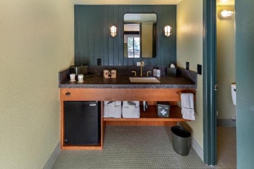 南太浩湖Station House Inn South Lake Tahoe, by Oliver的一间带水槽和镜子的浴室