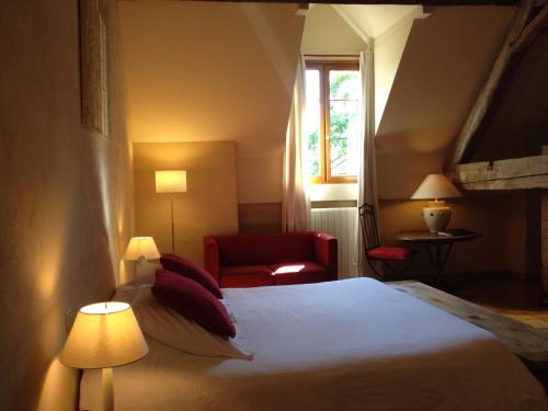 拉瓦尔洛姆布鲁兹酒店客房内的一张或多张床位