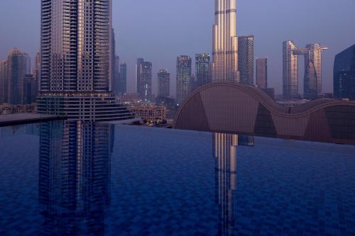 迪拜Address Dubai Mall的水面上桥的城市景观
