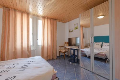 因特拉肯Swiss Mountains Apartments的酒店客房配有两张床和一张书桌