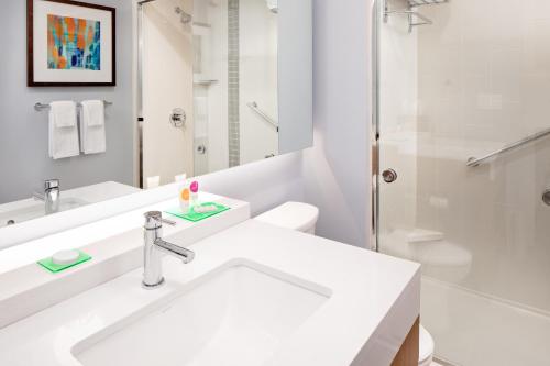 佛罗伦萨Hyatt Place Florence Downtown的白色的浴室设有水槽和淋浴。