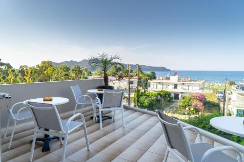 埃亚玛琳娜奈奇多Abella Hotel的阳台配有桌椅,享有海景。