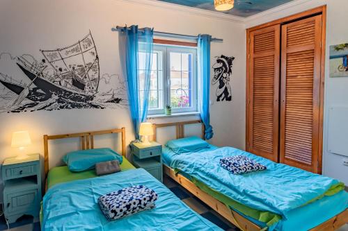 巴勒尔卡普登木屋旅馆的一间卧室设有两张床和窗户。