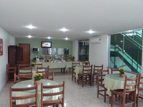 巴雷图斯Proença Hotel的一间带桌椅的餐厅和一间厨房