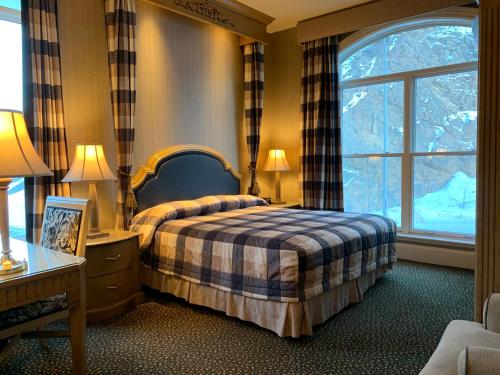 戴德伍德Celebrity Hotel的一间卧室设有一张床和一个大窗户