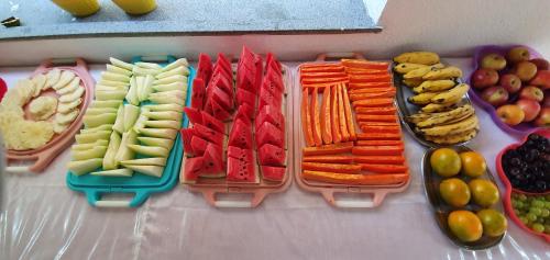 萨利诺波利斯Hotel Brisas的水果蔬菜在塑料容器中的展示