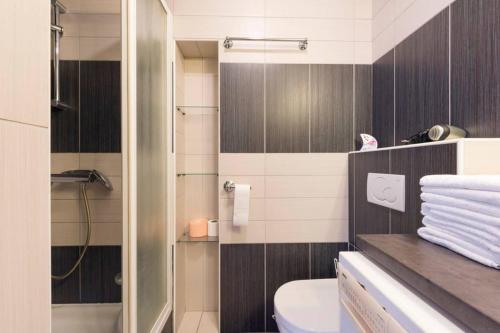 赫瓦尔Apartment Jelka- center of Hvar town的带淋浴、盥洗盆和卫生间的浴室