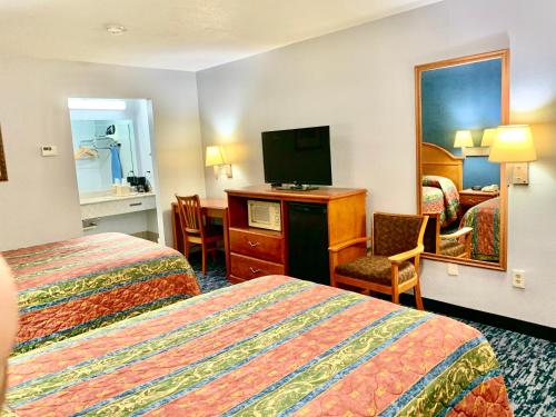 休斯顿韦斯科特街苏格兰旅馆的酒店客房设有两张床和一台平面电视。