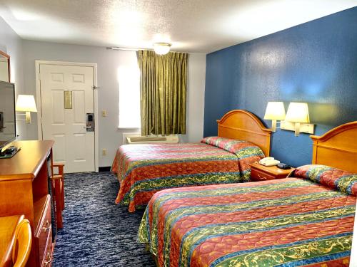 休斯顿韦斯科特街苏格兰旅馆的酒店客房设有两张床和电视。