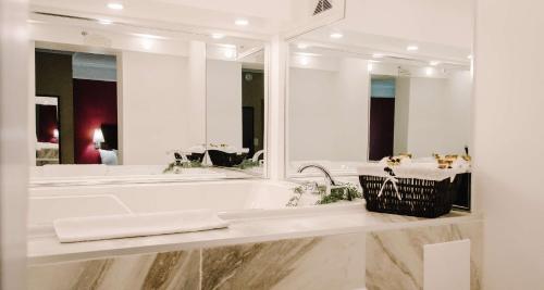 鲍曼维尔鲍曼维尔贝斯特韦斯特优质酒店的一间带浴缸和大镜子的浴室