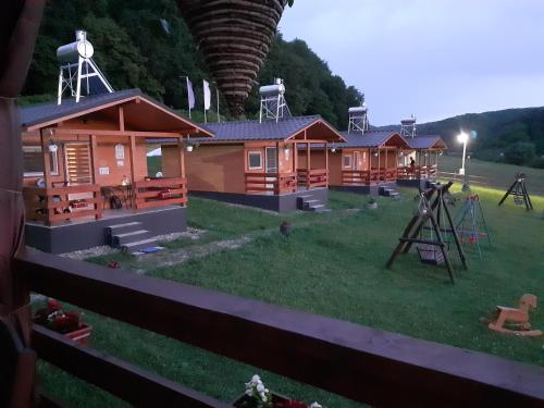 ProdDara's Camping的连排带游乐场的木屋