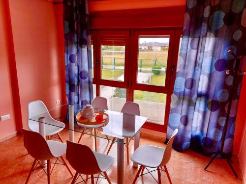 巴雷罗斯Casa Eloy的一间带桌椅和窗户的用餐室