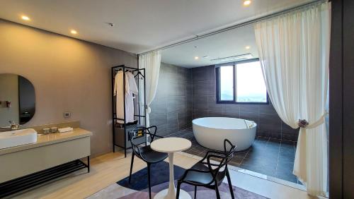 Hotel Ohevday的一间浴室