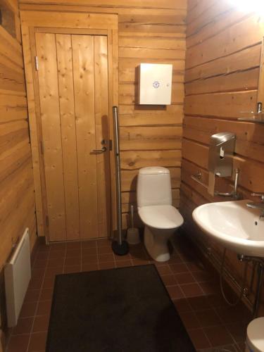 萨翁林纳Kyly的一间带卫生间和水槽的浴室