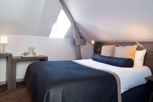 布洛瓦城堡贝斯特韦斯特酒店客房内的一张或多张床位