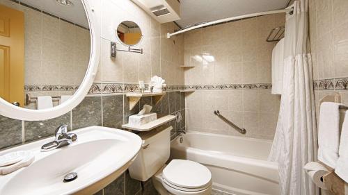金斯顿法厄赛德贝斯特韦斯特酒店的浴室配有盥洗盆、卫生间和浴缸。