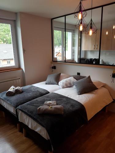 莫达讷studio 26 m2 tout équipé的卧室内的两张床,配有两条毛巾