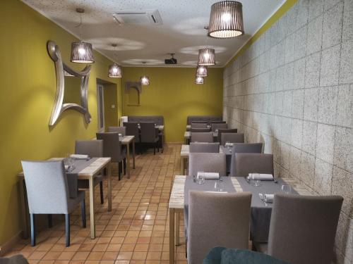 EsparragueraCal Duran的用餐室配有桌椅和灯光