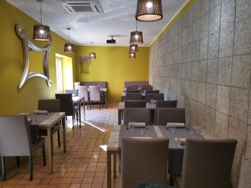 EsparragueraCal Duran的用餐室设有桌椅和黄色的墙壁