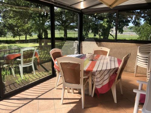 奥内莱沙托Chez Mone et Bon的庭院内桌椅,享有田野美景