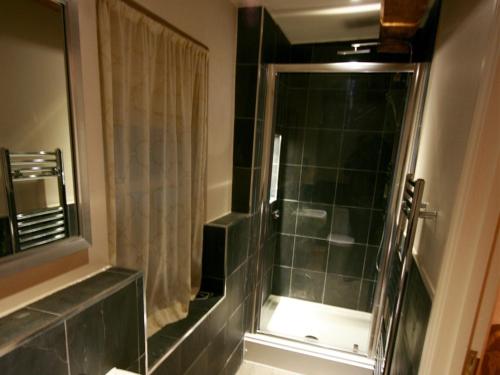 科尔切斯特Colchester Boutique Hotel的带淋浴的浴室和玻璃门