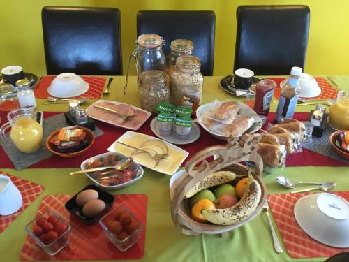 阿德西尔布鲁姆利亚酒店的餐桌上放着食物和鸡蛋
