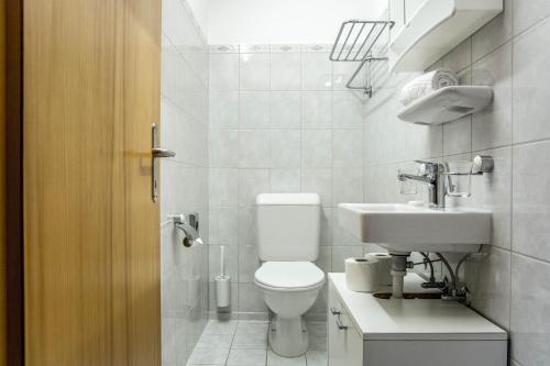 格林德尔瓦尔德Apartment Dolomit EG - GRIWA RENT AG的白色的浴室设有卫生间和水槽。