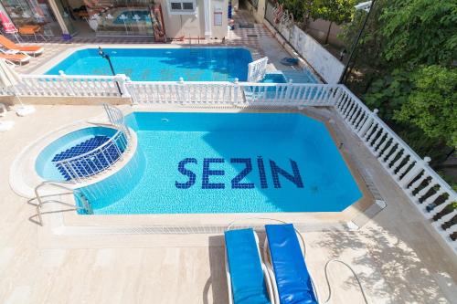 马尔马里斯Sezin Apart的享有度假村游泳池的顶部景致